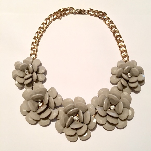 Nice Gold Necklace with 5 large flowers - Picture 1 of 1